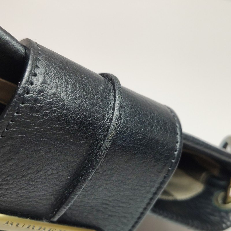 Burberry牛皮純色字母Logo金屬扣斜挎包-18