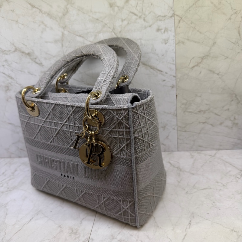 DIOR灰色立體刺繡黛妃包-1