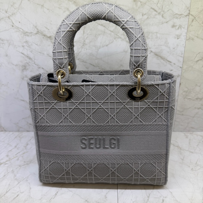 DIOR灰色立體刺繡黛妃包-3