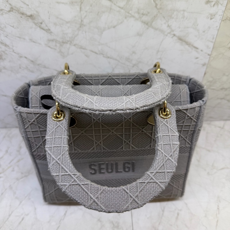 DIOR灰色立體刺繡黛妃包-4