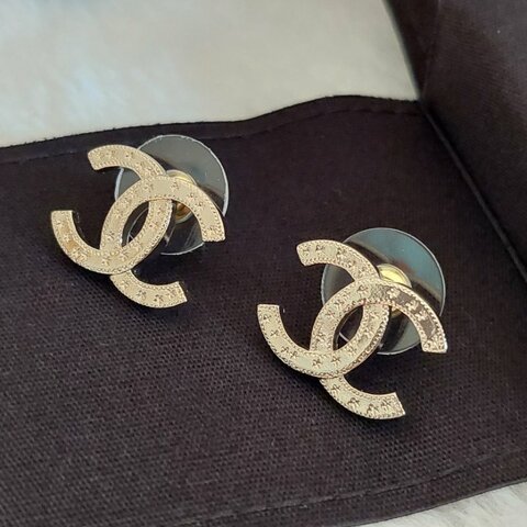 Chanel  香奈兒 25B 金色雕花 🎀實品拍照🎀  CC耳針 耳環 耳釘(全新)僅拍照