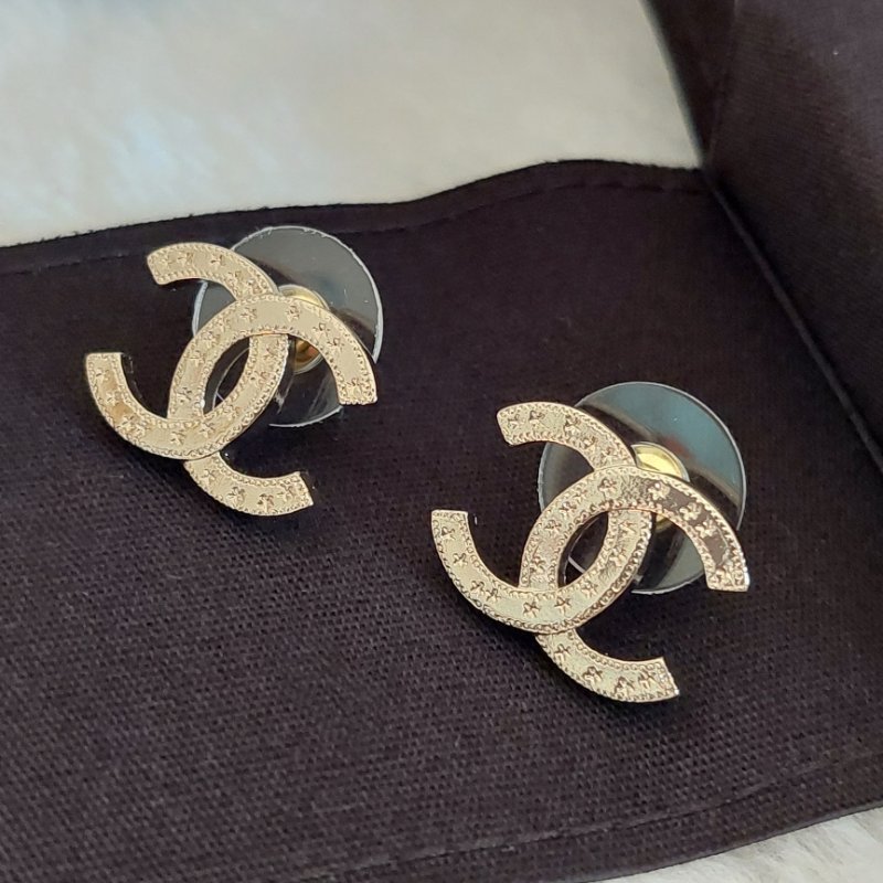 Chanel 香奈兒 25B 金色雕花 🎀實品拍照🎀 CC耳針 耳環 耳釘(全新)僅拍照-0