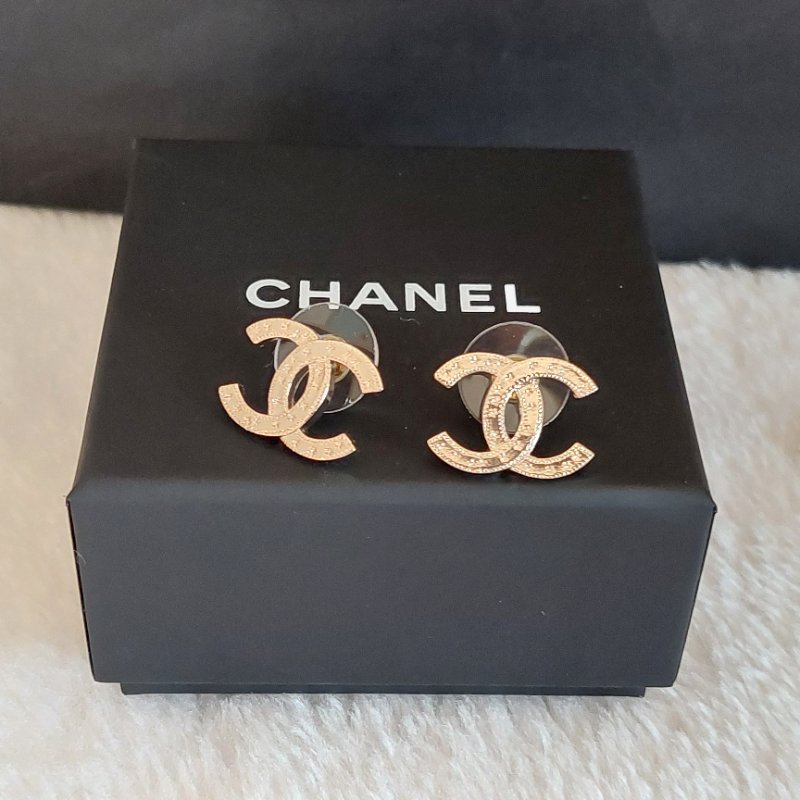Chanel 香奈兒 25B 金色雕花 🎀實品拍照🎀 CC耳針 耳環 耳釘(全新)僅拍照-14