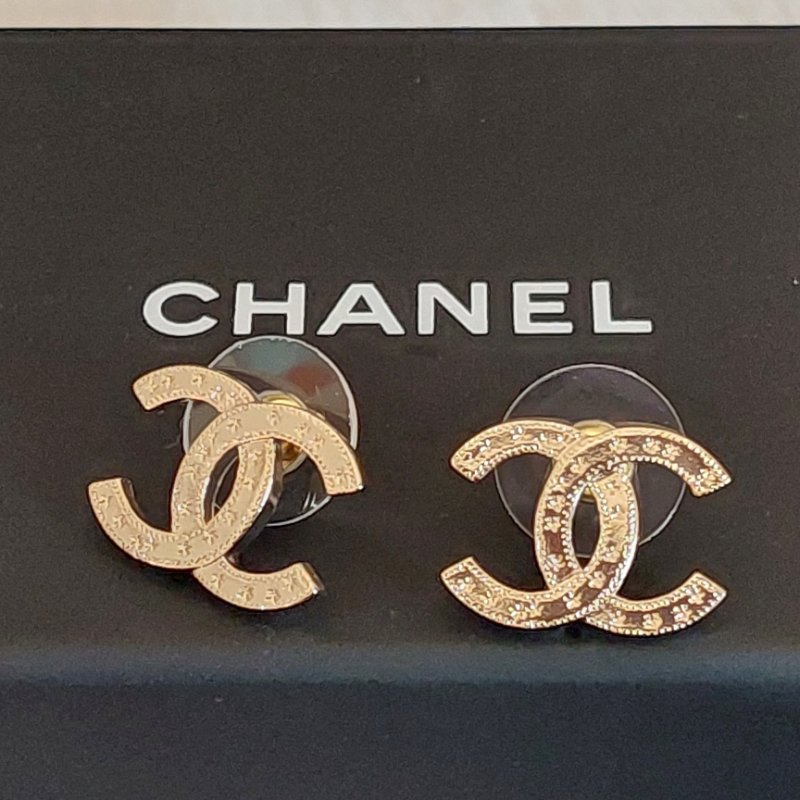Chanel 香奈兒 25B 金色雕花 🎀實品拍照🎀 CC耳針 耳環 耳釘(全新)僅拍照-16