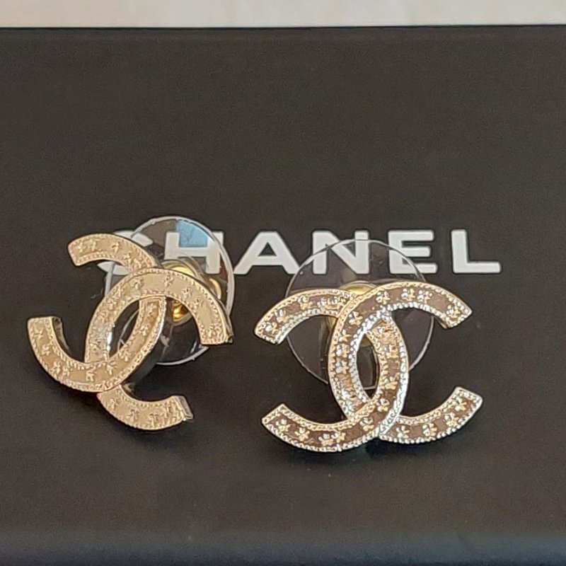 Chanel 香奈兒 25B 金色雕花 🎀實品拍照🎀 CC耳針 耳環 耳釘(全新)僅拍照-27