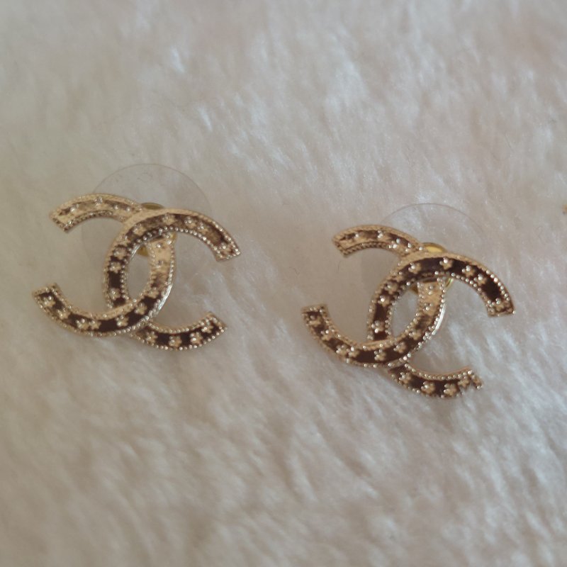 Chanel 香奈兒 25B 金色雕花 🎀實品拍照🎀 CC耳針 耳環 耳釘(全新)僅拍照-38