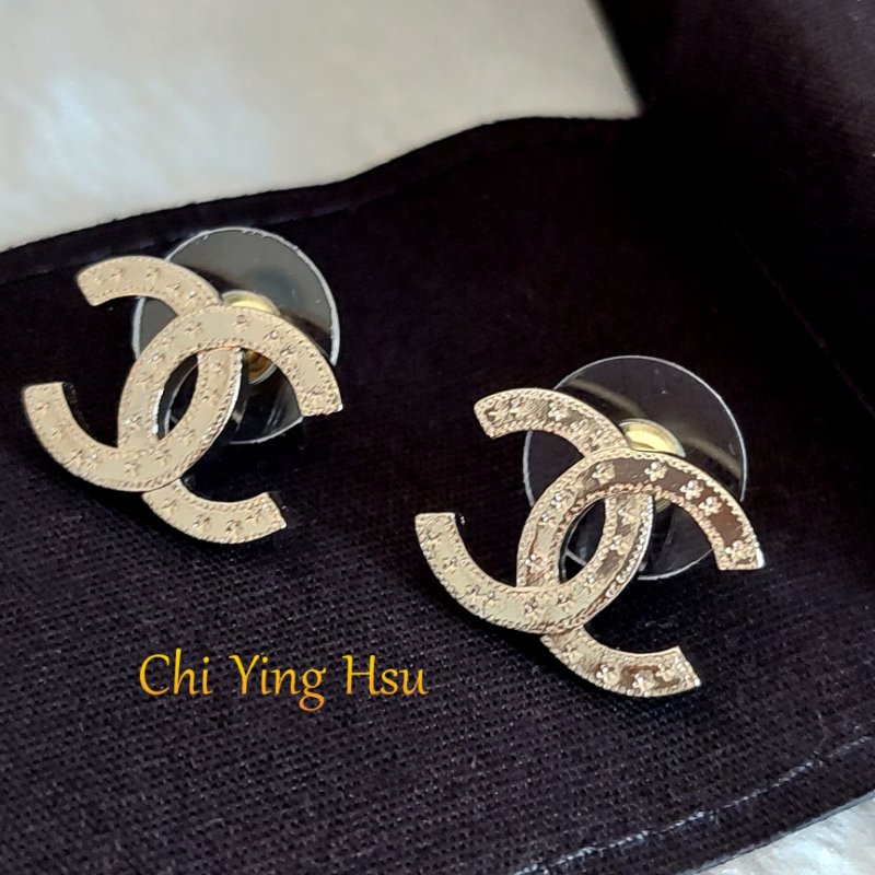 Chanel 香奈兒 25B 金色雕花 🎀實品拍照🎀 CC耳針 耳環 耳釘(全新)僅拍照-39
