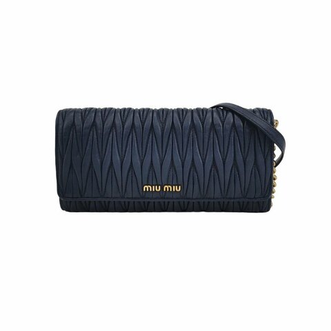 Miu Miu羊皮純色字母Logo褶皺斜挎包單肩包