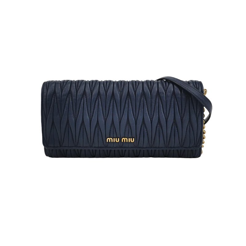 Miu Miu羊皮純色字母Logo褶皺斜挎包單肩包-0