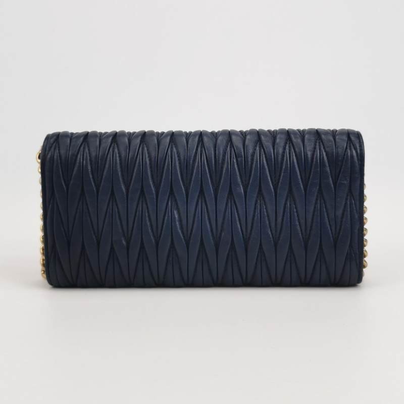 Miu Miu羊皮純色字母Logo褶皺斜挎包單肩包-4