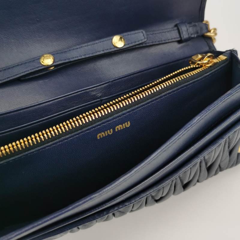 Miu Miu羊皮純色字母Logo褶皺斜挎包單肩包-7
