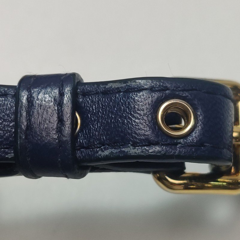 Miu Miu羊皮純色字母Logo褶皺斜挎包單肩包-9