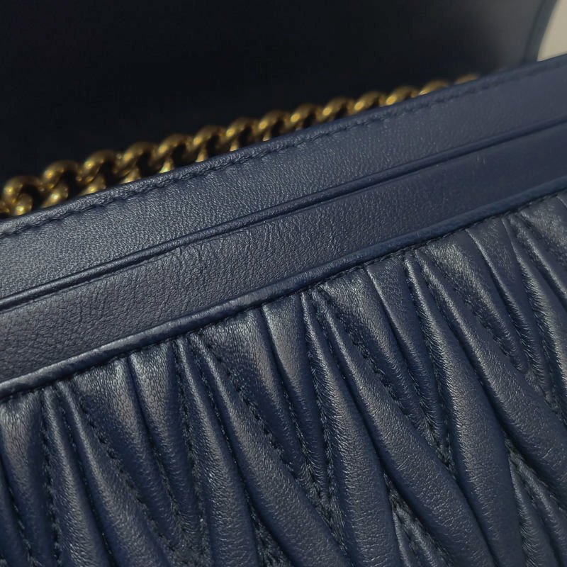 Miu Miu羊皮純色字母Logo褶皺斜挎包單肩包-11