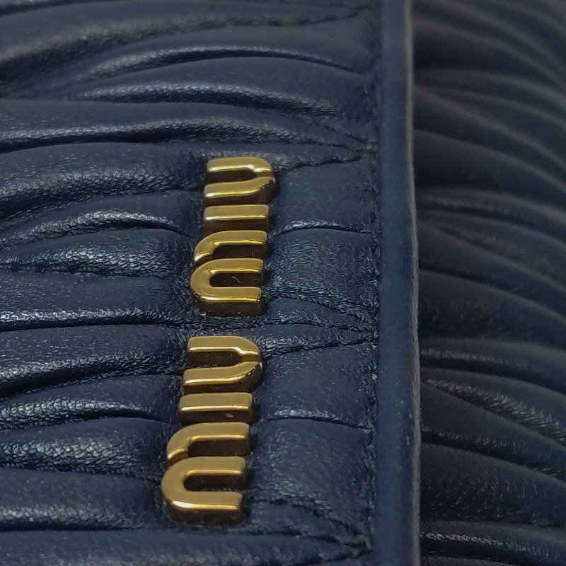 Miu Miu羊皮純色字母Logo褶皺斜挎包單肩包-12