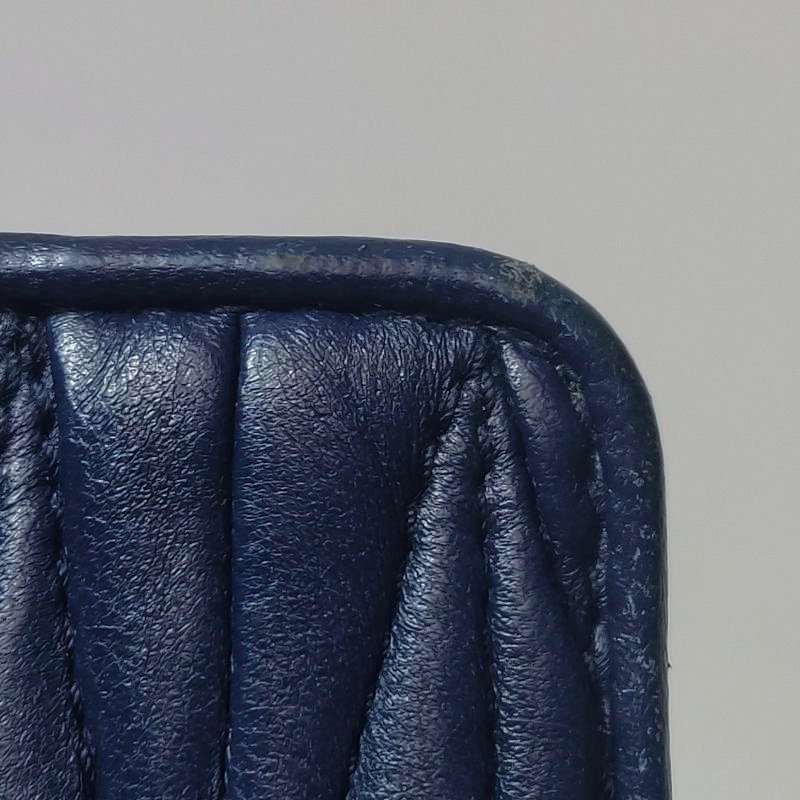 Miu Miu羊皮純色字母Logo褶皺斜挎包單肩包-16