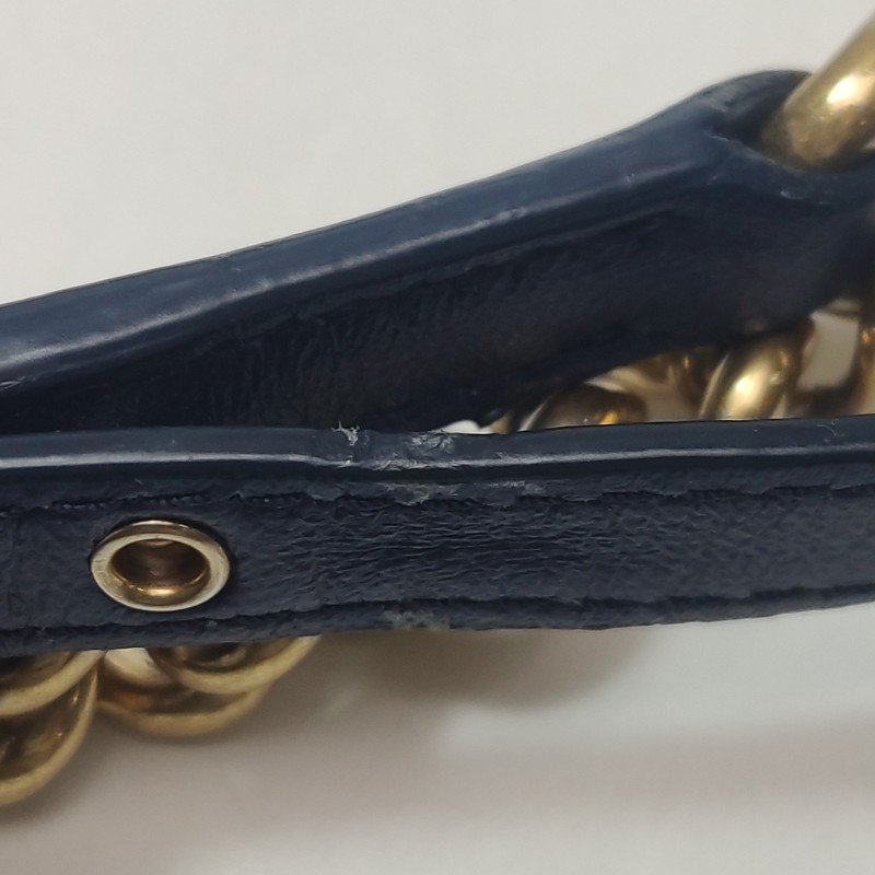 Miu Miu羊皮純色字母Logo褶皺斜挎包單肩包-17