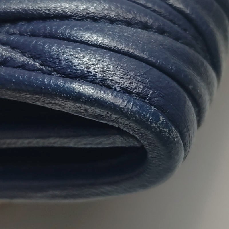 Miu Miu羊皮純色字母Logo褶皺斜挎包單肩包-18