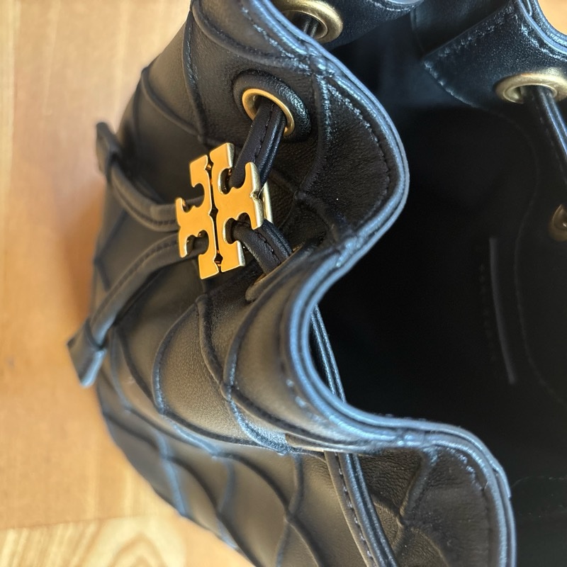 TotyBurch Fleming小款鑽石紋皮革束口手提/斜背水桶包-1