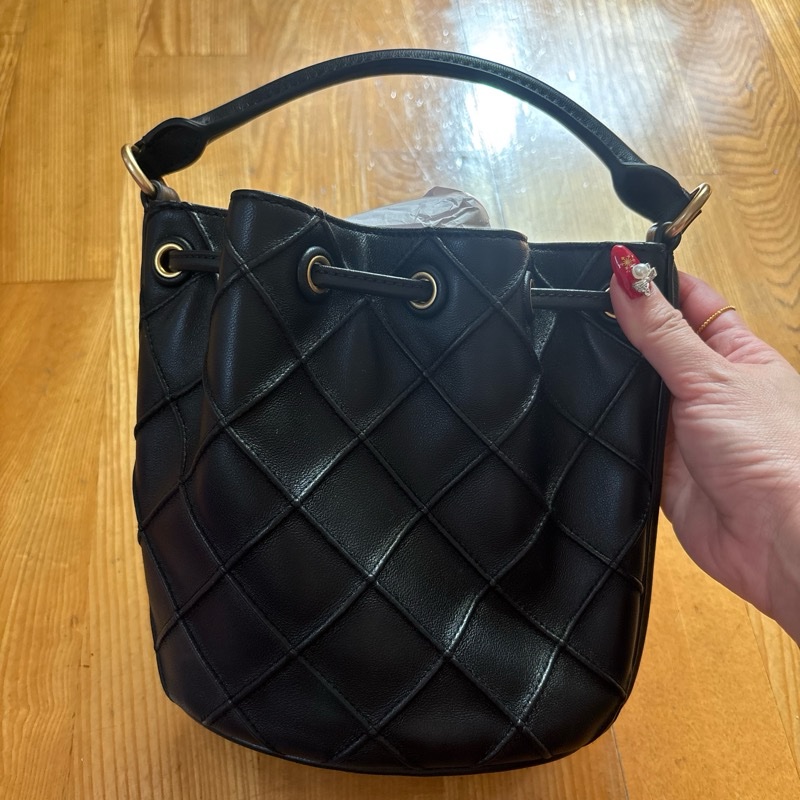 TotyBurch Fleming小款鑽石紋皮革束口手提/斜背水桶包-6