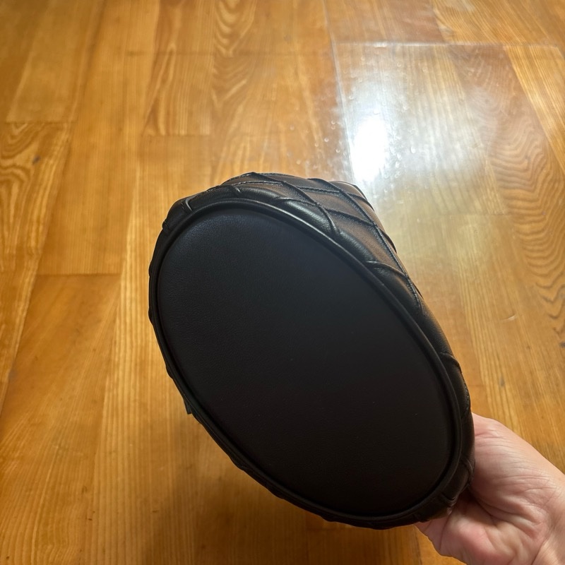 TotyBurch Fleming小款鑽石紋皮革束口手提/斜背水桶包-7