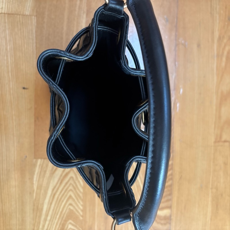 TotyBurch Fleming小款鑽石紋皮革束口手提/斜背水桶包-8