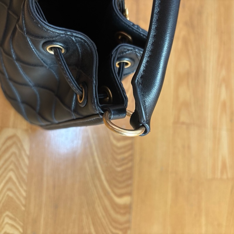 TotyBurch Fleming小款鑽石紋皮革束口手提/斜背水桶包-9