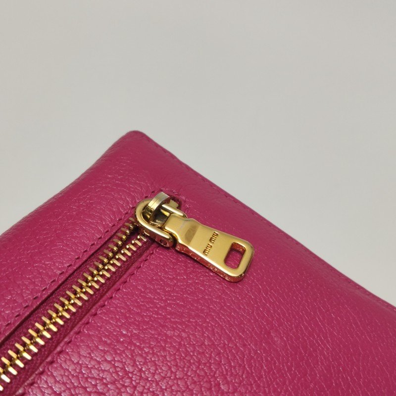 Miu Miu羊皮純色字母logo拉鏈手拿包-10