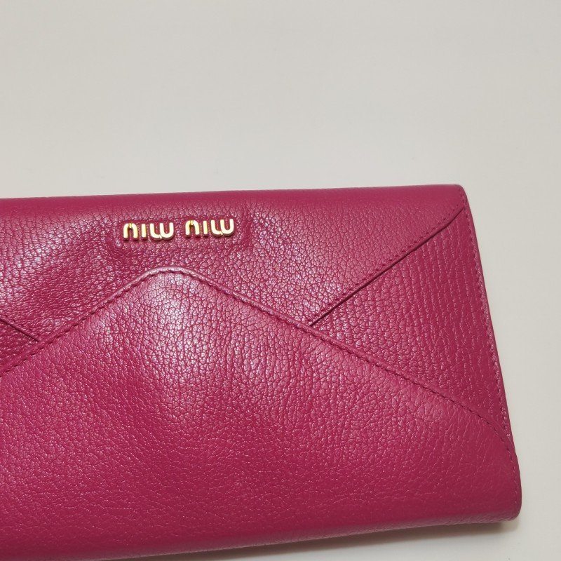 Miu Miu羊皮純色字母logo拉鏈手拿包-15