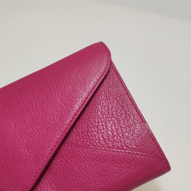 Miu Miu羊皮純色字母logo拉鏈手拿包-16