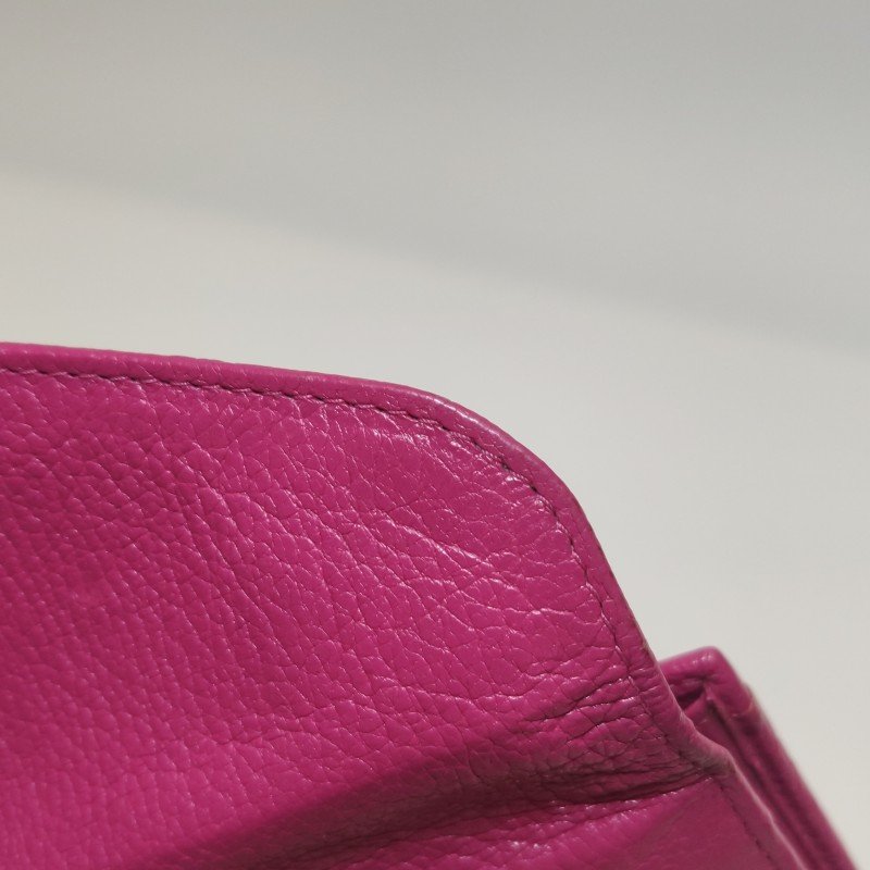 Miu Miu羊皮純色字母logo拉鏈手拿包-17