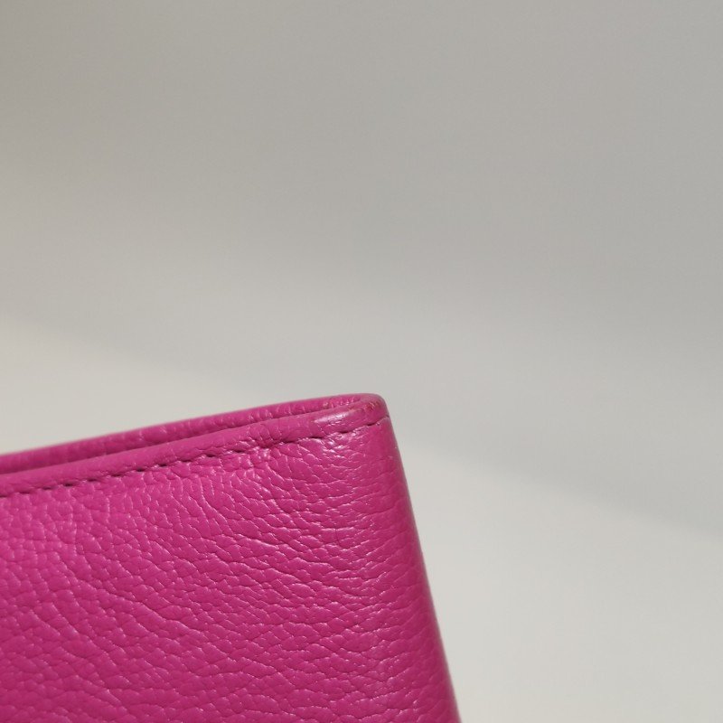 Miu Miu羊皮純色字母logo拉鏈手拿包-18