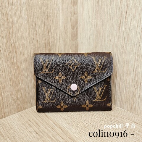 [品況好粉釦絕版品🧧] LV老花粉皮釦內粉Victorine三折短夾