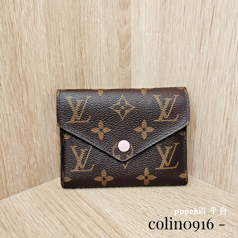 [品況好粉釦絕版品🧧] LV老花粉皮釦內粉Victorine三折短夾-0