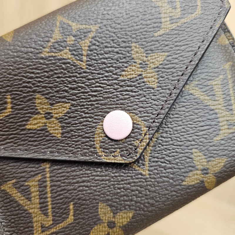 [品況好粉釦絕版品🧧] LV老花粉皮釦內粉Victorine三折短夾-4