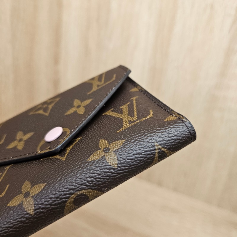 [品況好粉釦絕版品🧧] LV老花粉皮釦內粉Victorine三折短夾-5