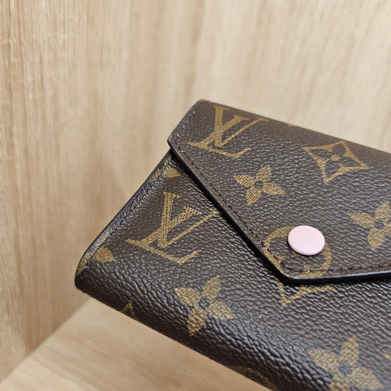 [品況好粉釦絕版品🧧] LV老花粉皮釦內粉Victorine三折短夾-6