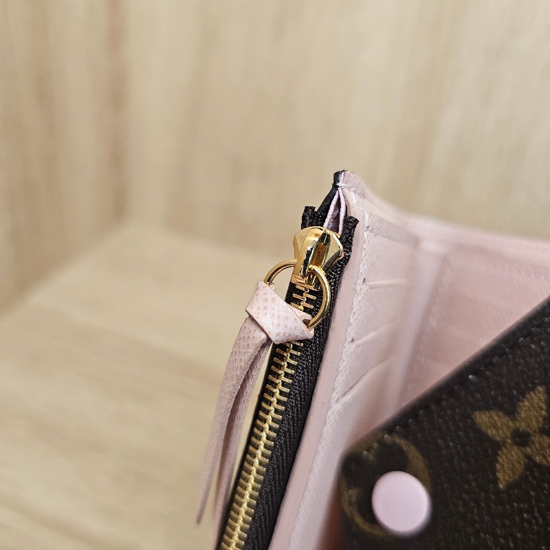 [品況好粉釦絕版品🧧] LV老花粉皮釦內粉Victorine三折短夾-9