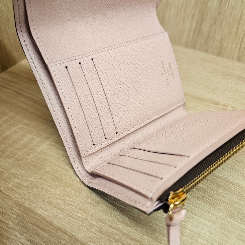 [品況好粉釦絕版品🧧] LV老花粉皮釦內粉Victorine三折短夾-12