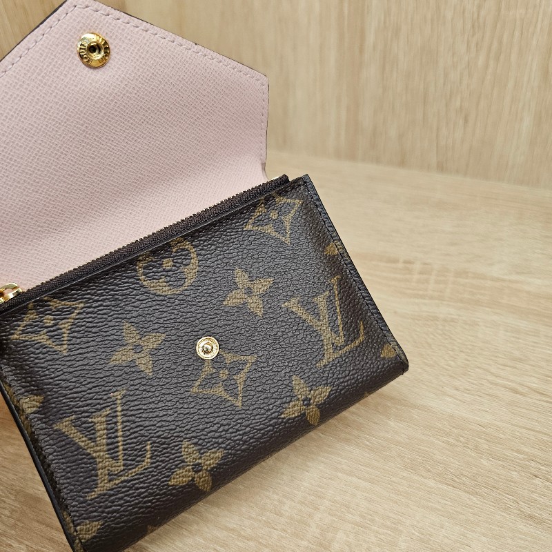 [品況好粉釦絕版品🧧] LV老花粉皮釦內粉Victorine三折短夾-15