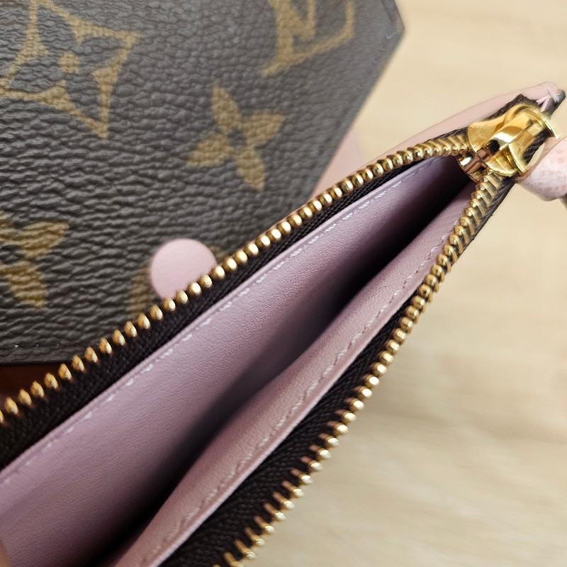 [品況好粉釦絕版品🧧] LV老花粉皮釦內粉Victorine三折短夾-19