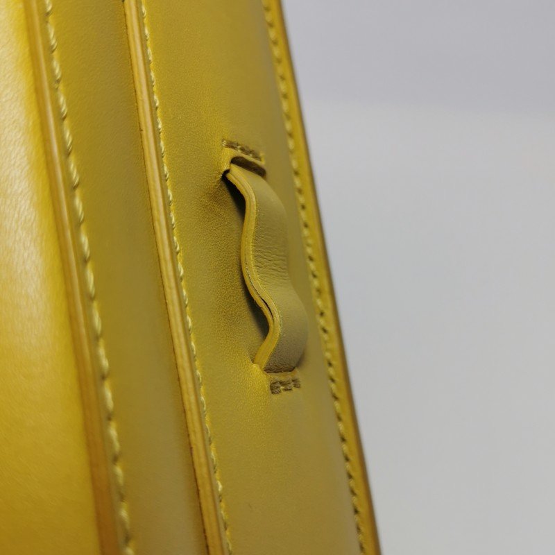 Burberry The Satchel牛皮搭扣斜挎包-22