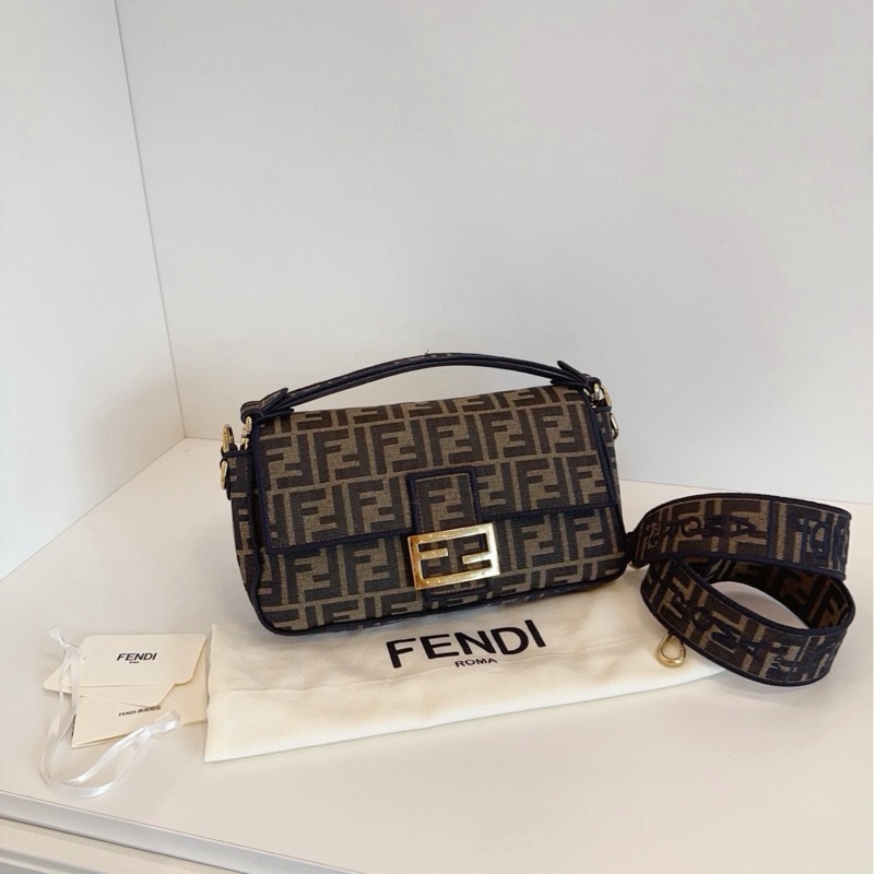【98新🆕】Fendi Baguette老花法棍包 中號 單肩斜挎包手提包-0