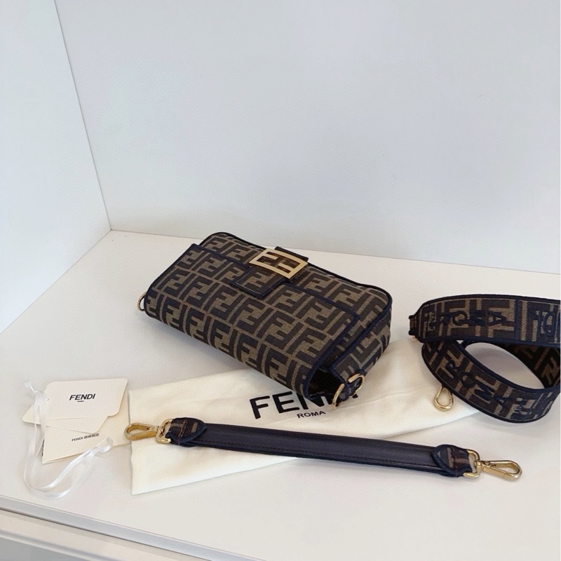 【98新🆕】Fendi Baguette老花法棍包 中號 單肩斜挎包手提包-4