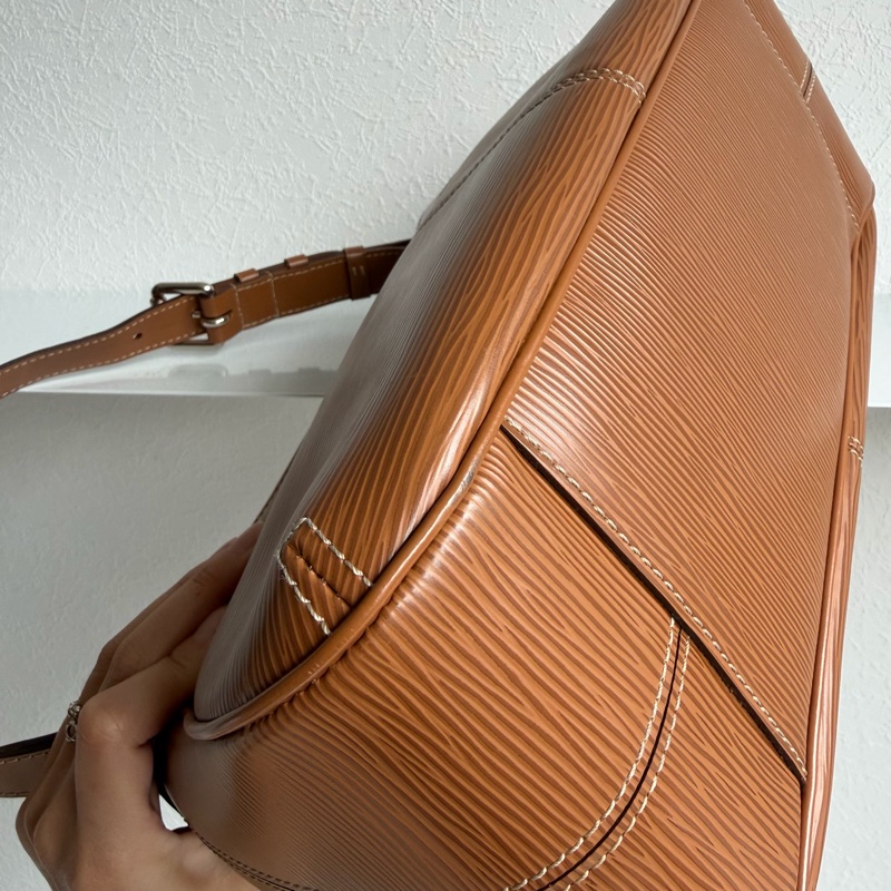 LV M59281 EPI駝色單肩包-10