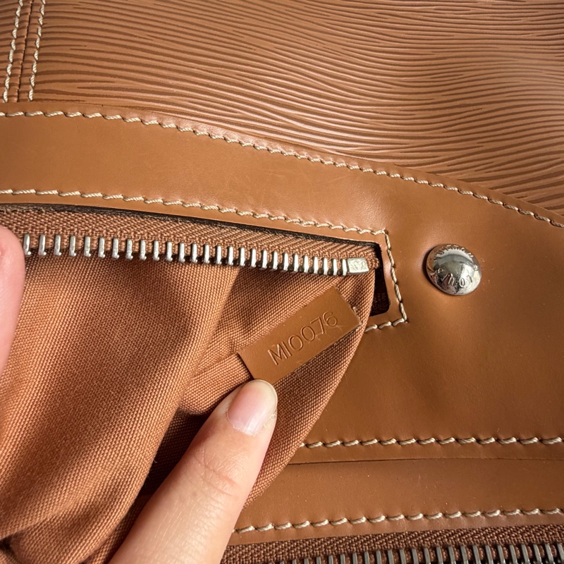 LV M59281 EPI駝色單肩包-18