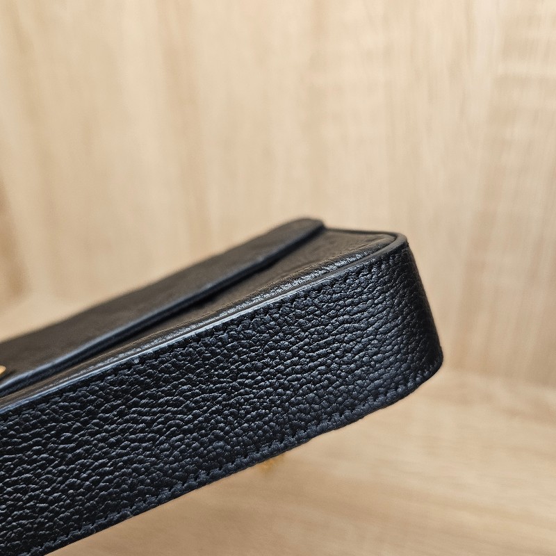 [跨年福利把握🧧品況很新] LV黑牛皮壓紋金釦Pochette三合一鏈包-8