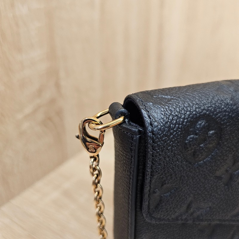 [跨年福利把握🧧品況很新] LV黑牛皮壓紋金釦Pochette三合一鏈包-11