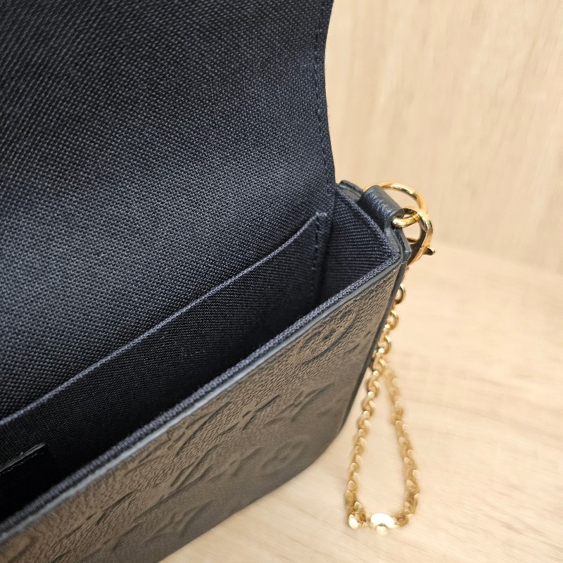 [跨年福利把握🧧品況很新] LV黑牛皮壓紋金釦Pochette三合一鏈包-12