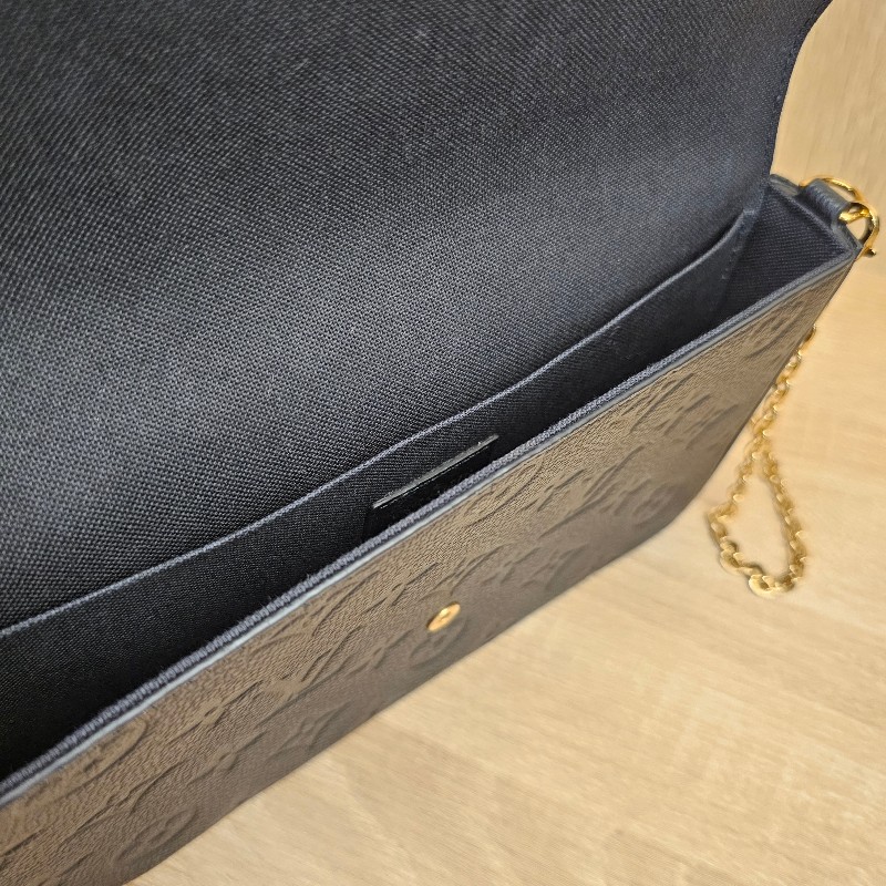 [跨年福利把握🧧品況很新] LV黑牛皮壓紋金釦Pochette三合一鏈包-13