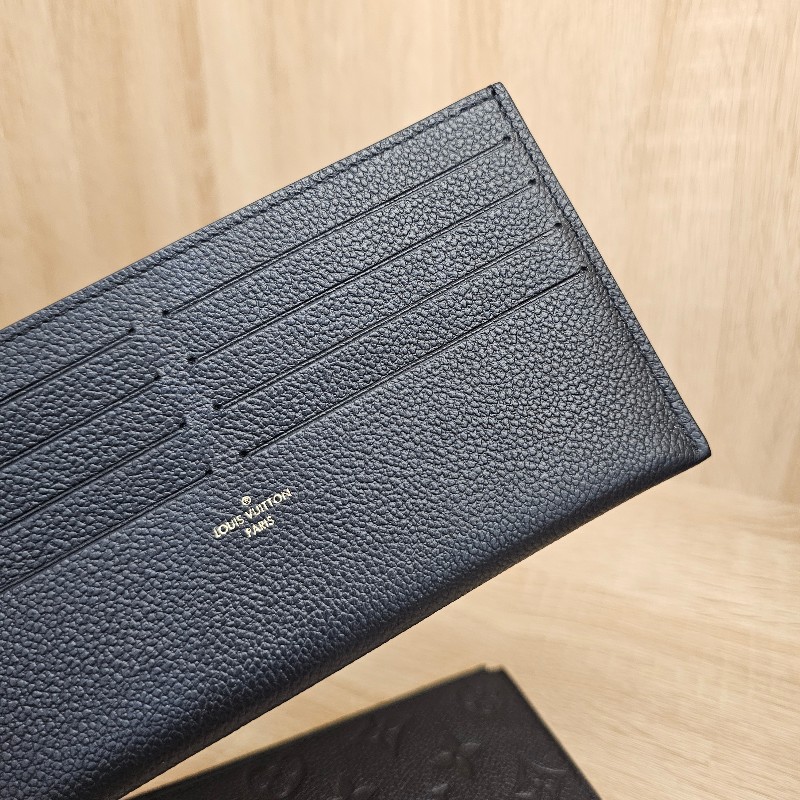 [跨年福利把握🧧品況很新] LV黑牛皮壓紋金釦Pochette三合一鏈包-16